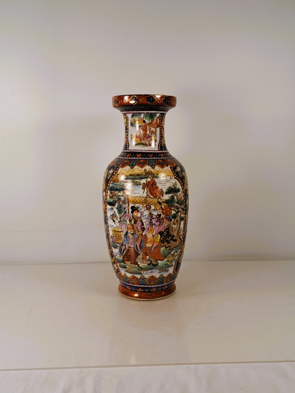 Oosterse porseleinen vaas met figuratieve decoratie.