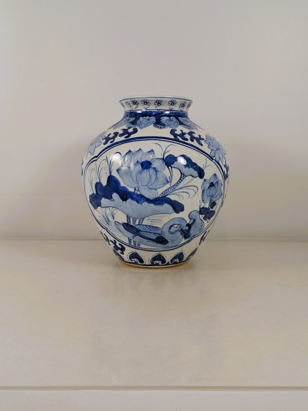 Blauw-witte porseleinen vaas met lotusdecor.