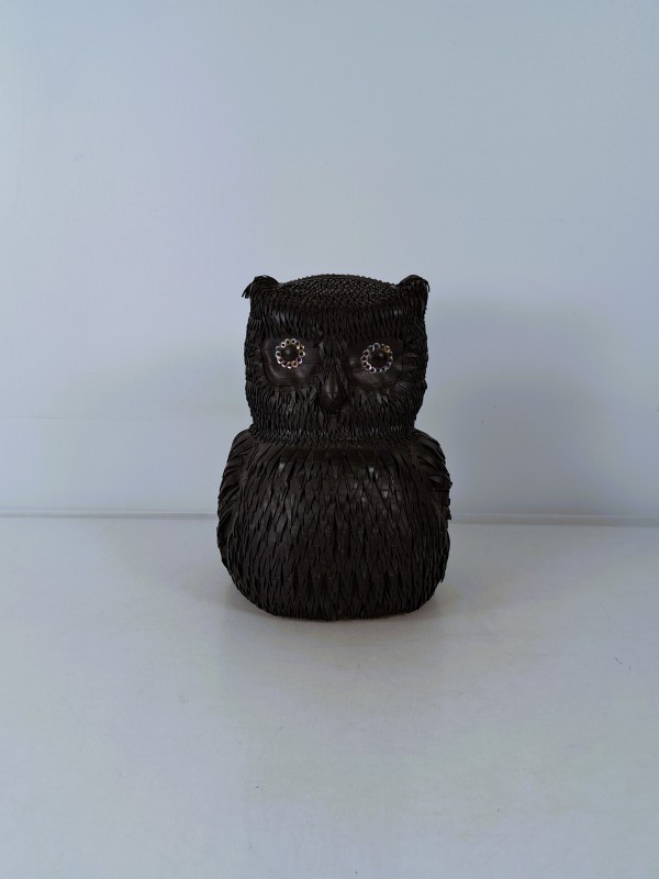 Decoratieve uil van gerecycled rubber.