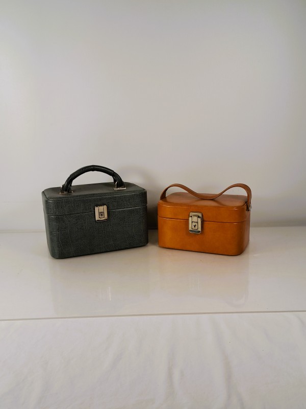 Set van twee vintage toilettassen / beauty cases met spiegel, ca. jaren 50-60.