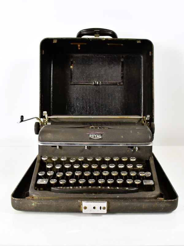 Vintage Royal draagbare typemachine in koffer.