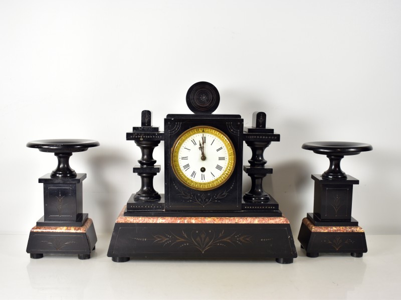 Antieke schouwklok met kandelaars, Napoleon III stijl, 19e eeuw.