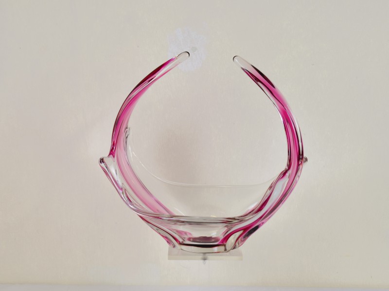 Glazen sierschaal met roze kern en open grepen.