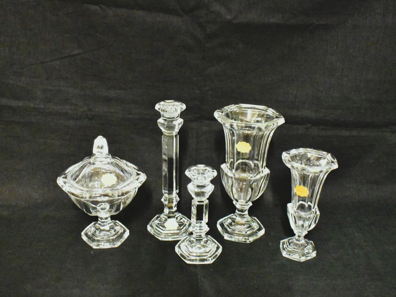 Set Cristal de Bavière kristallen vazen, kandelaars en bonbonnière.
