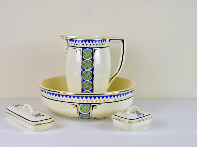 Art deco lampetstel Boch Frères België met kan, schaal en doosjes.