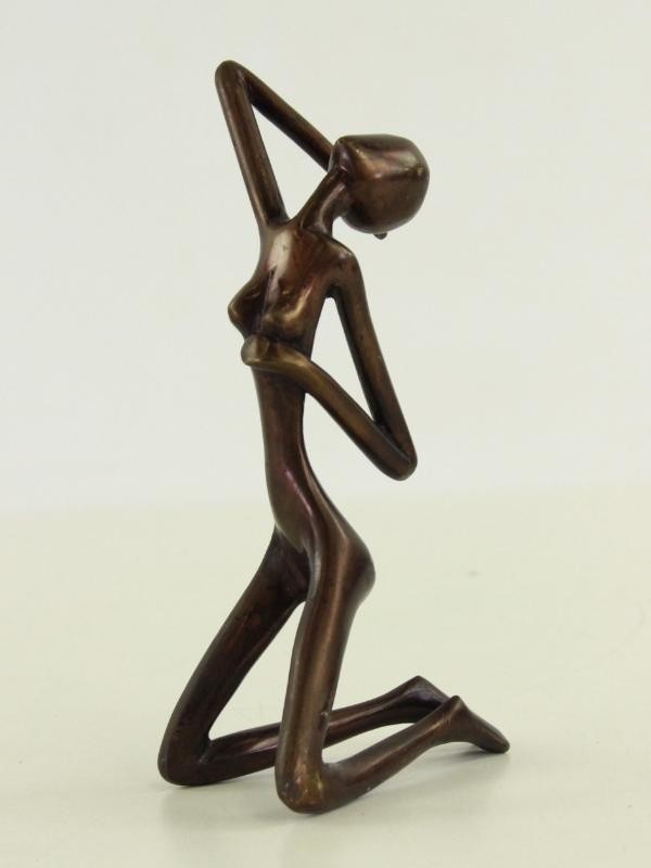 Abstract klein solide bronskleurig vrouwelijke sculptuur