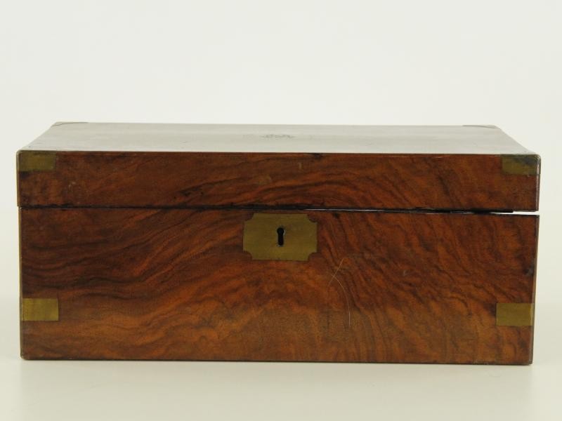 Antieke schrijfkist uit hout met lederen schrijfblad en messing details - 19de eeuw