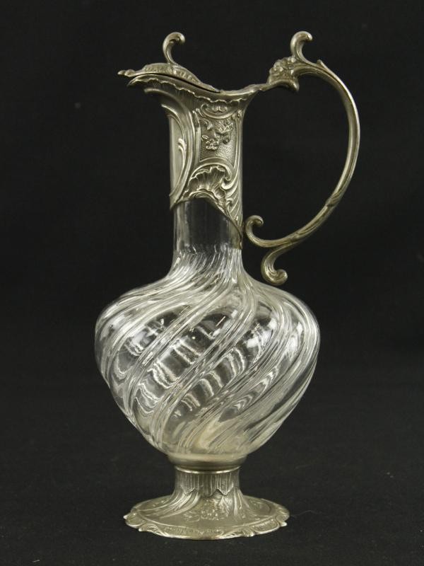 Sierlijke karaf met metalen montuur en gedraaid glas