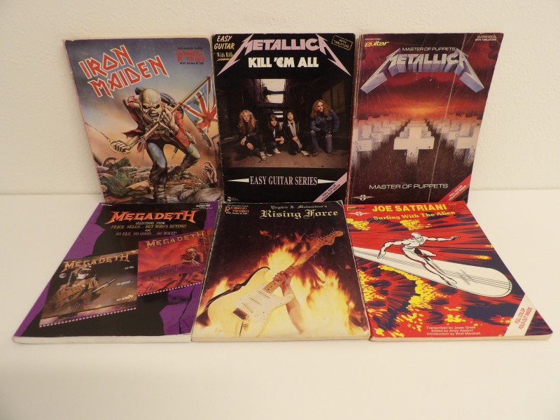 Verzameling gitaarboeken van rockartiesten (Iron Maiden, Metallica, …)