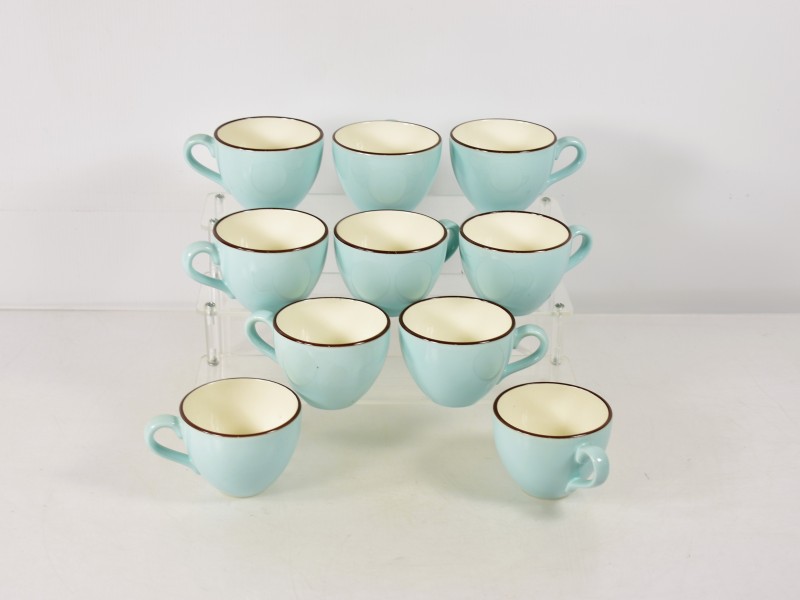 Set van 10 vintage kopjes in pastelblauw aardewerk.