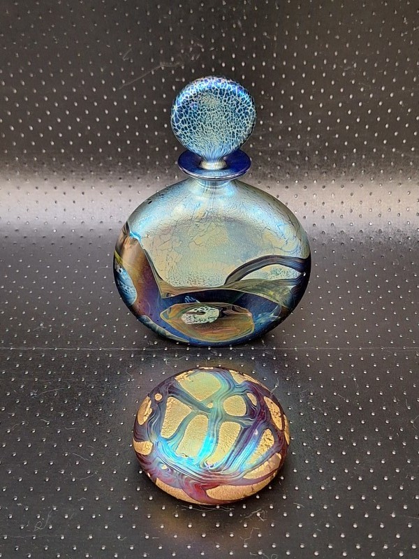 Zeldzame Isle of Wight Studio Glass “Azurene” set - parfumfles & pebble presse-papier - Michael Harris
