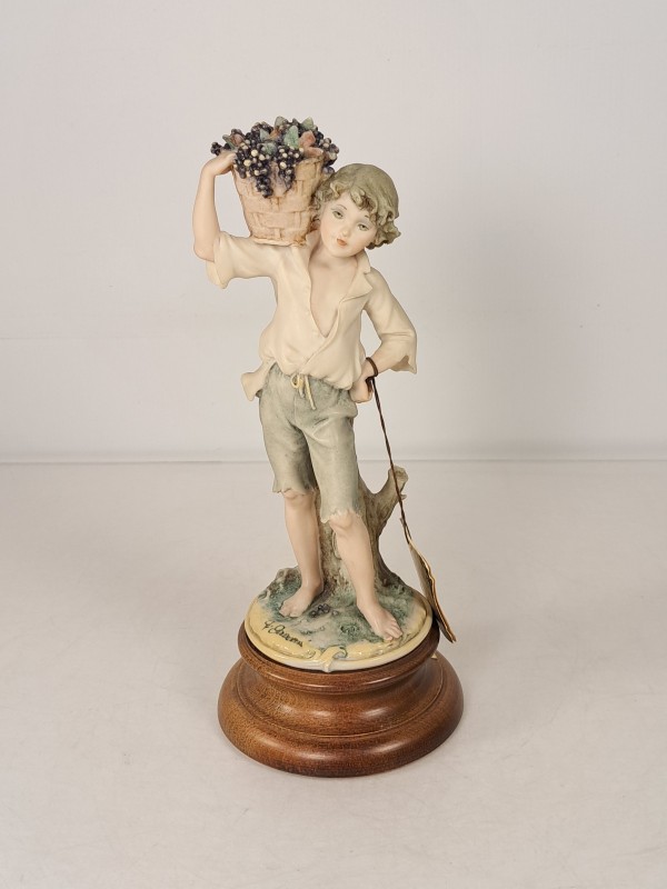 Giuseppe Armani Florence “Jongen met druivenmand” – Italiaans porseleinen beeld.