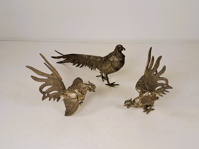 Vintage metalen vogelfiguurtjes — hanen en een fazant.