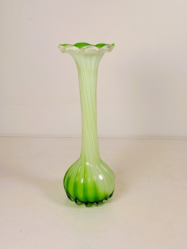 Vintage glazen vaas in groen opalineglas met bloemvormige rand.