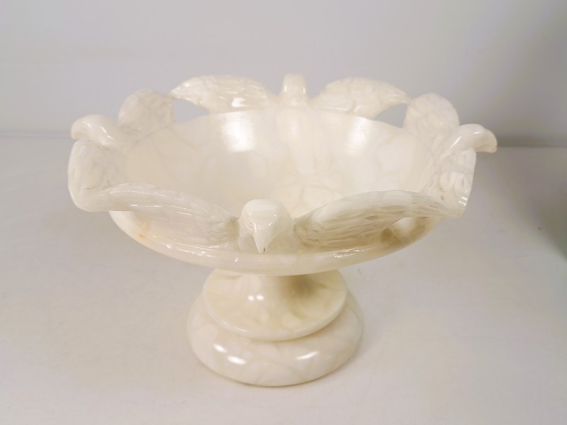 Decoratieve schaal met zwanenmotief op voet.