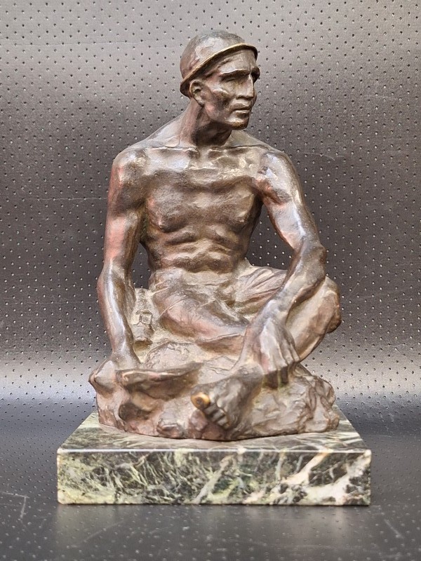 Bronzen beeld van zittende mijnwerker - gesigneerd J. Bury - Belgisch sociaal realisme
