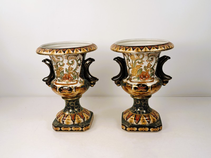 Paar antieke porseleinen vazen in Imari-stijl met florale decoratie.
