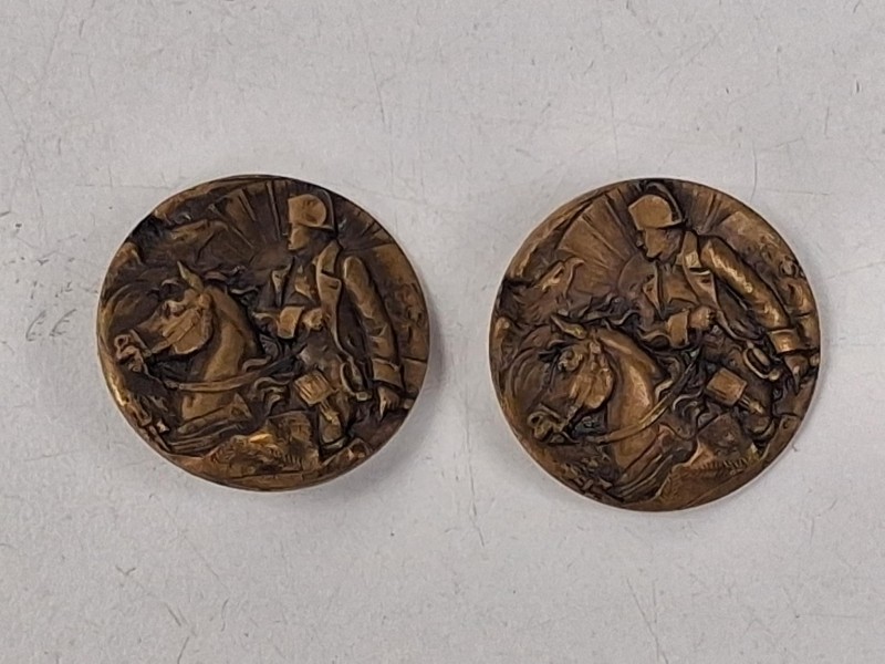 twee bronzen knopen