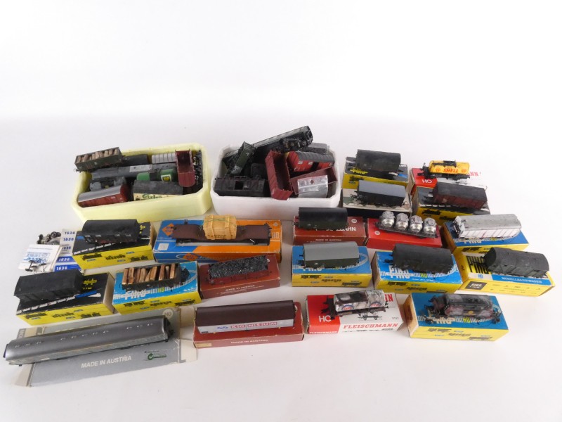 Gevarieerde lot: modeltreinwagons en goederenwagons ( Fleischmann, Piko, Roco...) - H0 (1:87)