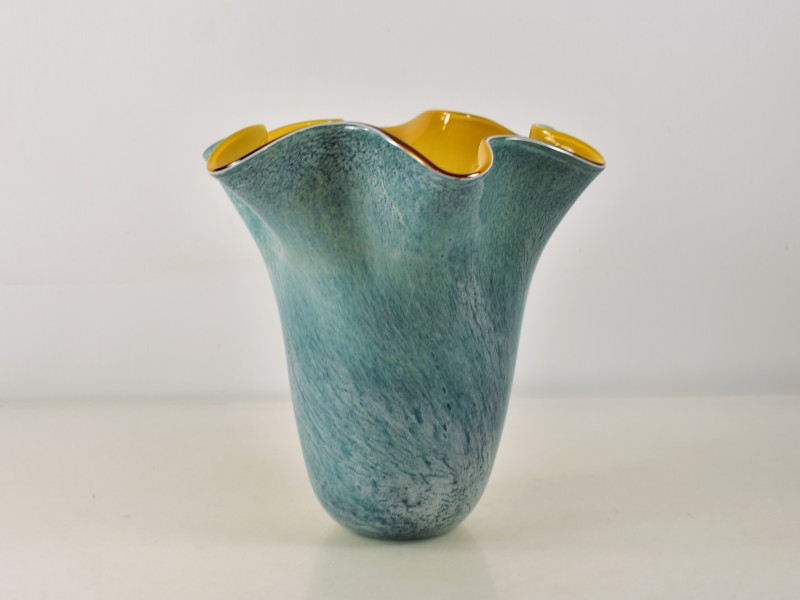 Murano stijl glazen vaas met golvende rand.