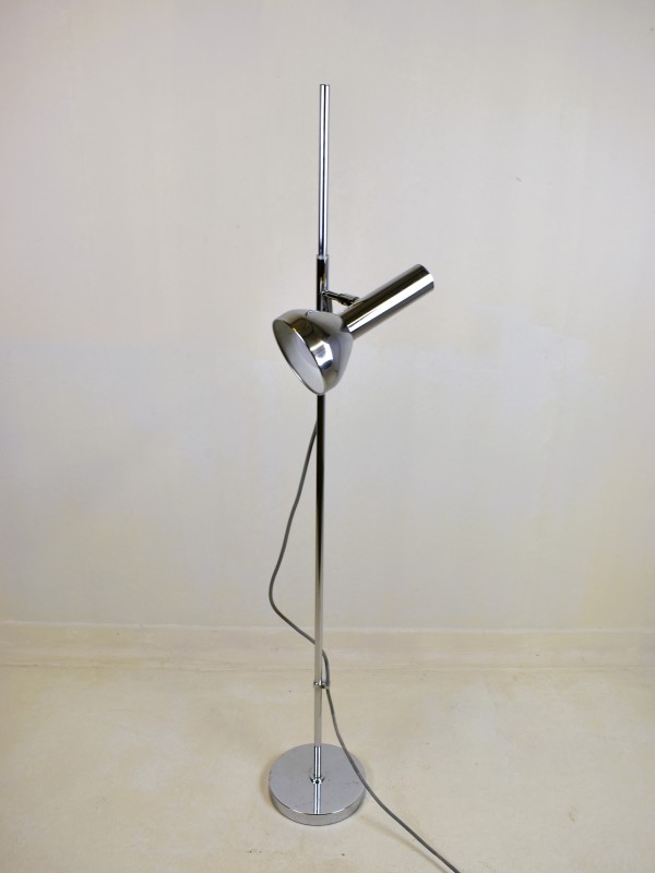 Vintage vloerlamp in chroom met verstelbare spot.