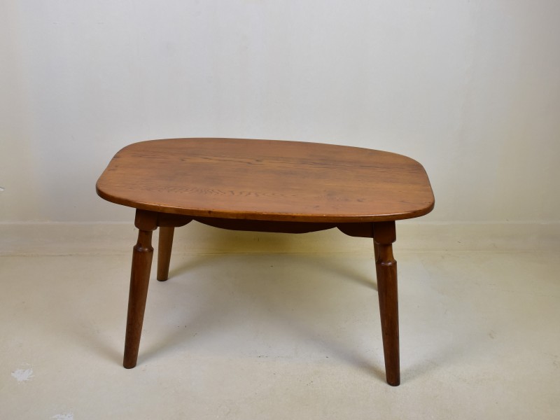 Vintage houten salontafel met afgeronde hoeken.