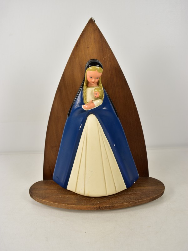 Religieus beeld van Madonna met kind op houten wandconsole.
