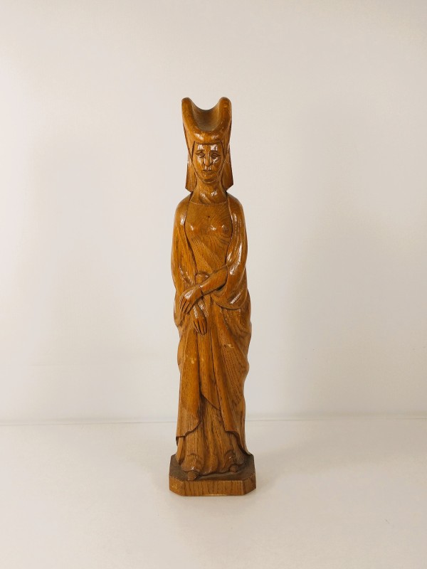 Houten beeld van vrouwelijke figuur in middeleeuwse stijl.
