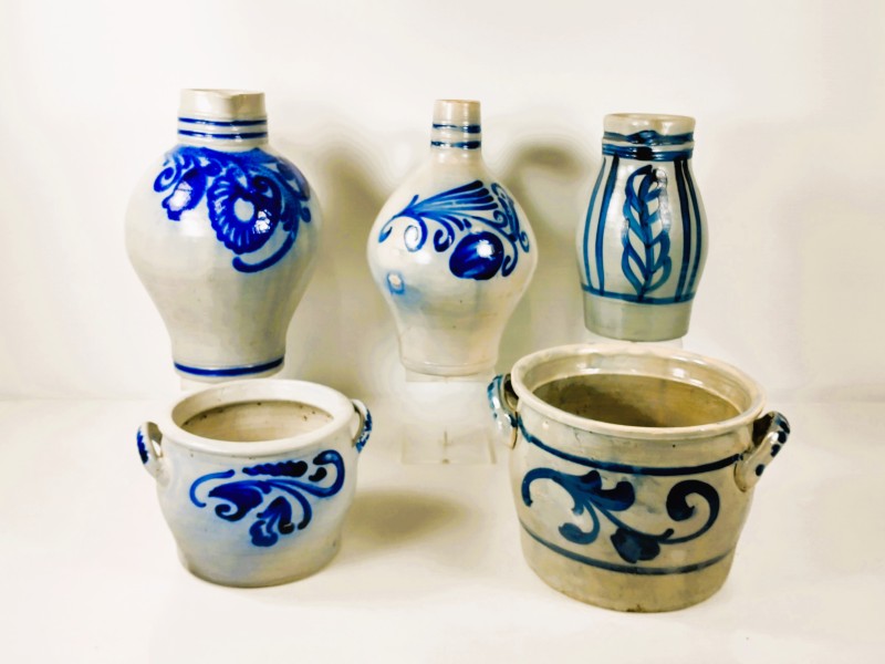 Set van 5 Zuid-Limburgse grespotten met kobaltblauwe decoratie.