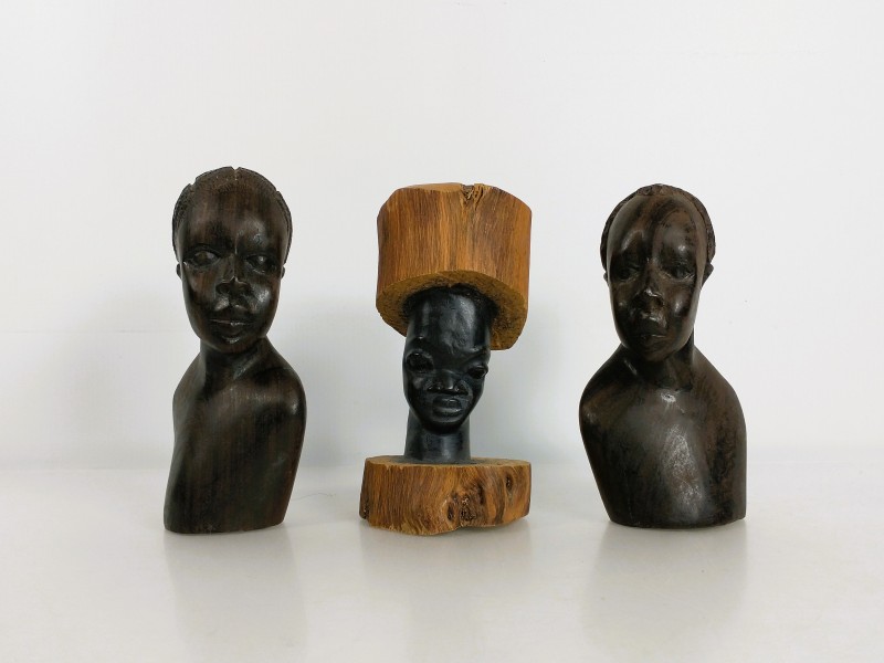 3 Afrikaanse houten bustes en sculpturen.