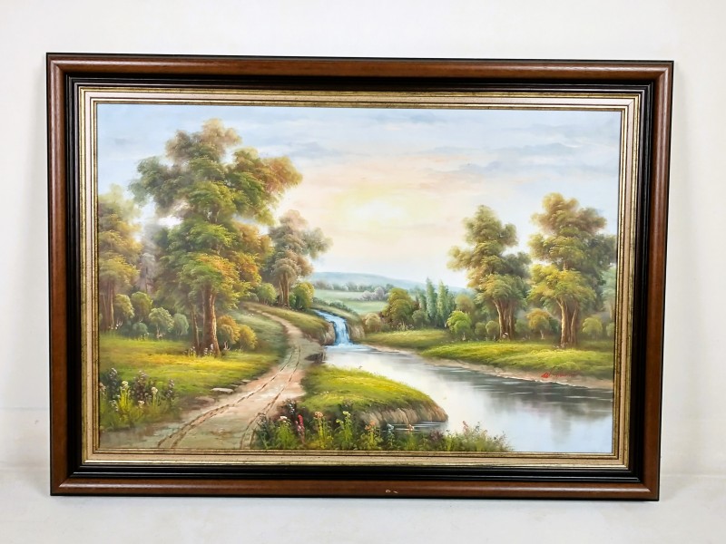 Groot landschapschilderij op doek met rivierzicht en houten kader.
