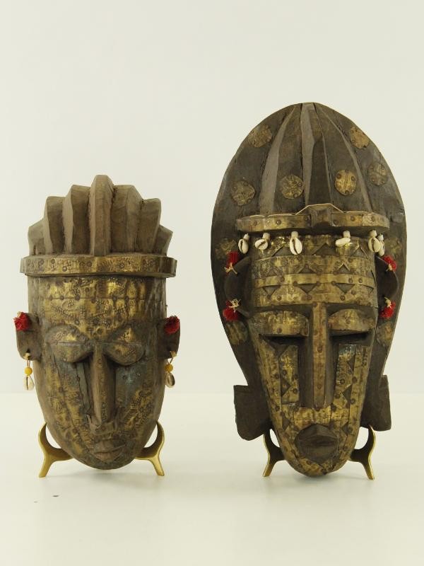 2 Afrikaanse maskers uit Mali (Marka) - authentiek met kauri’s en metaal