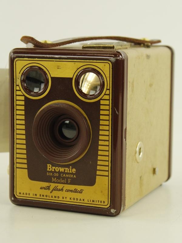 Kodak Brownie Six-20 Camera Model F – vintage boxcamera – Made in England