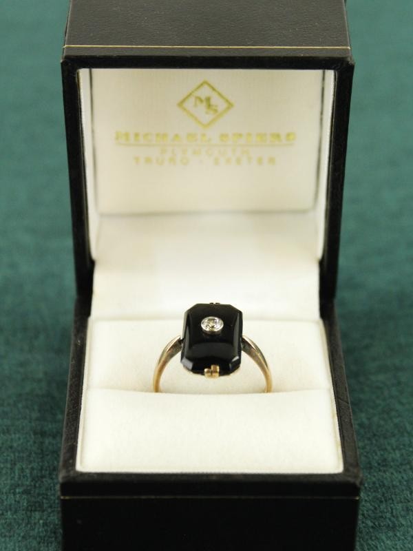 14k gouden art deco plaquette-ring met diamant en onyx