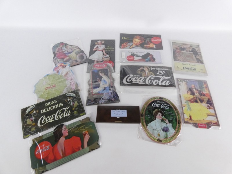 12 Coca-Cola reclameborden + doosje met kroonkurken