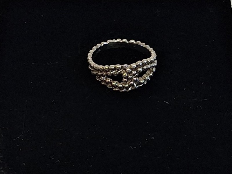 Zilver ring met geknoopte structuur.