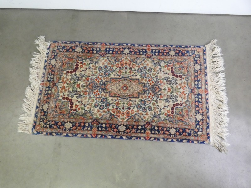 Handgeweven klassiek tapijt in Isfahan-stijl – 66 x 115 cm
