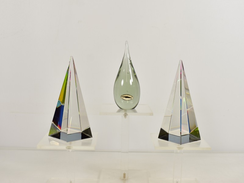 Lot van 3 decoratieve glaskunst objecten – kristallen prisma’s en glazen druppel.