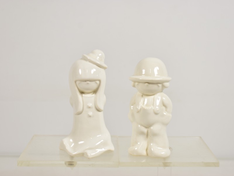 Set van 2 Goebel porseleinen figuren – jongen en meisje in wit glazuur.