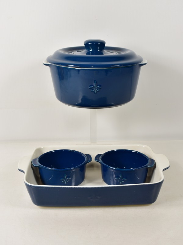 Fontignac blauw geëmailleerd aardewerk ovenschaal- en cocotteset.