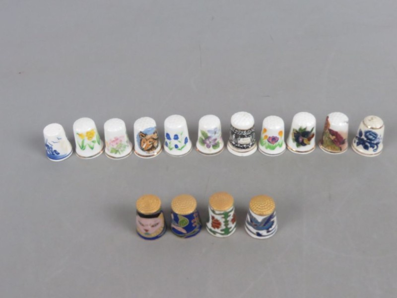 Verzameling Vintage Porseleinen en Cloisonné Vingerhoedjes