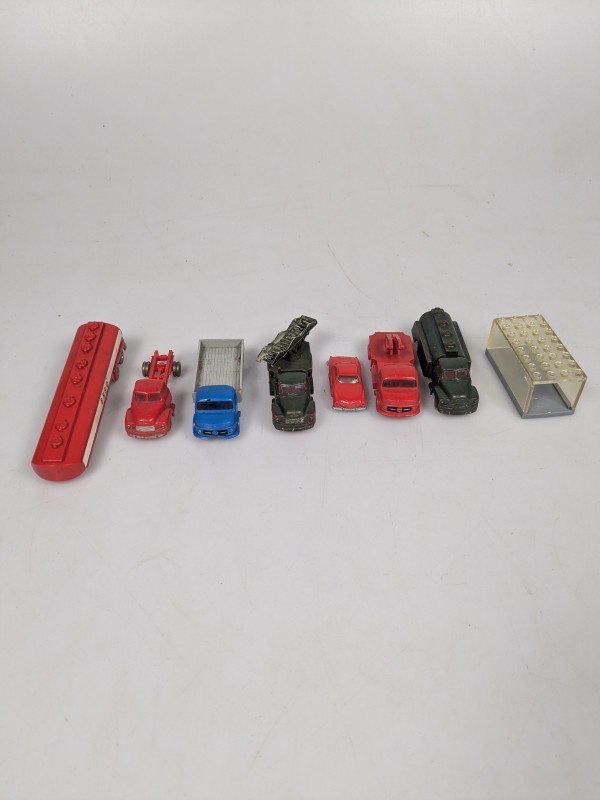 Lot oude LEGO voertuigen en accessoires – 8 stuks