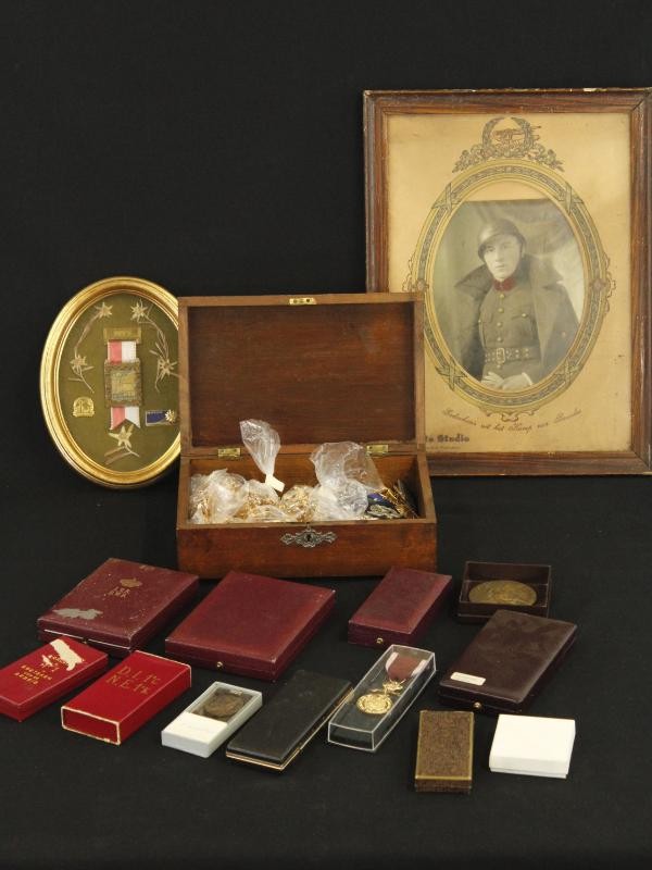 Lot met militaire decoraties, medailles, insigne en een houten opbergdoos