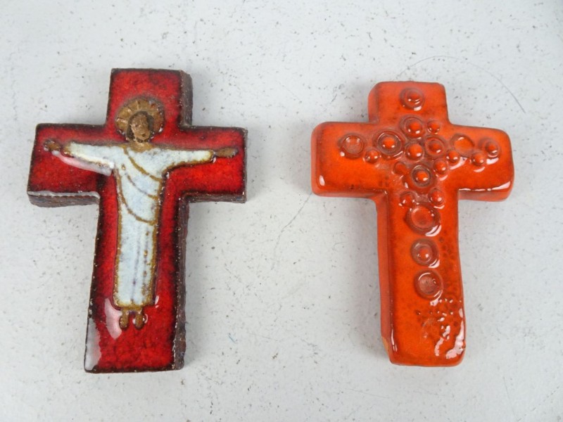 2 christelijke kruisjes uit natuursteen.