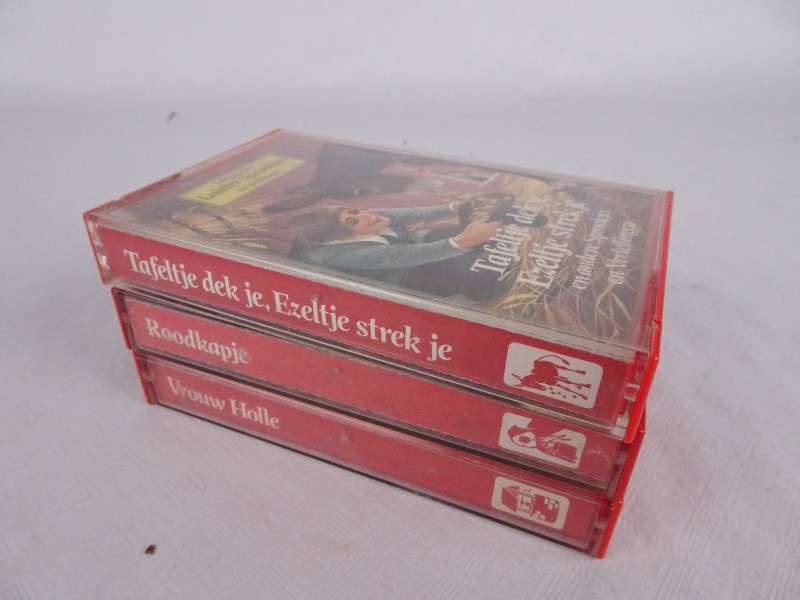 3 cassettes met luistersprookjes. (Roodkapje + Tafeltje dek je, Ezeltje strekje + Vrouw Holle.)