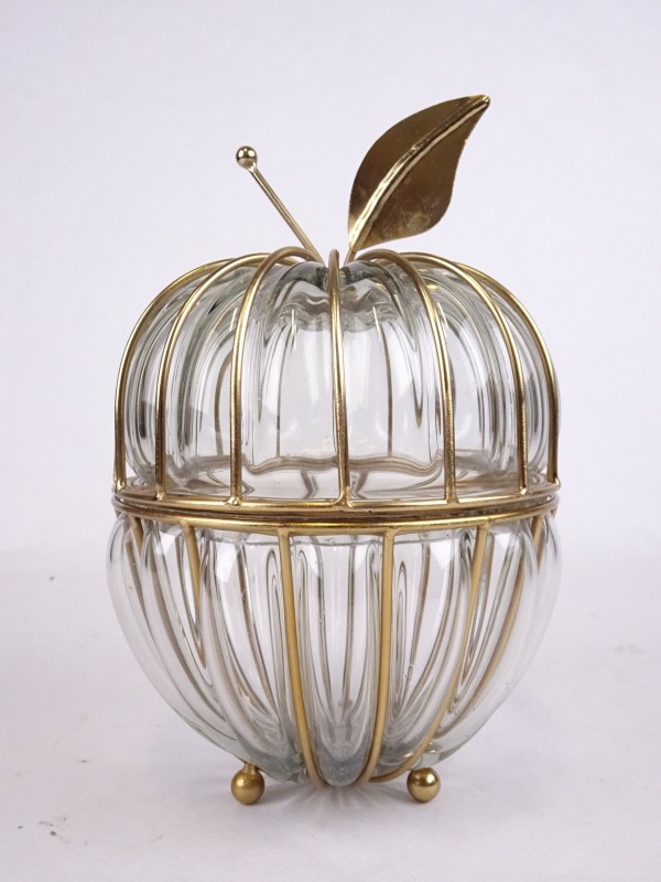 Vintage appel uit glas die uit twee delen bestaat.