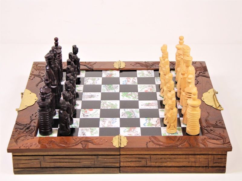 Oud Chinees schaakspel met handgemaakte stukken - Kringwinkel