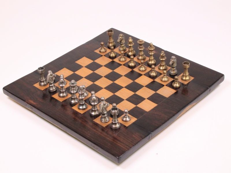 Oud met ijzeren schaakstukken - De Kringwinkel