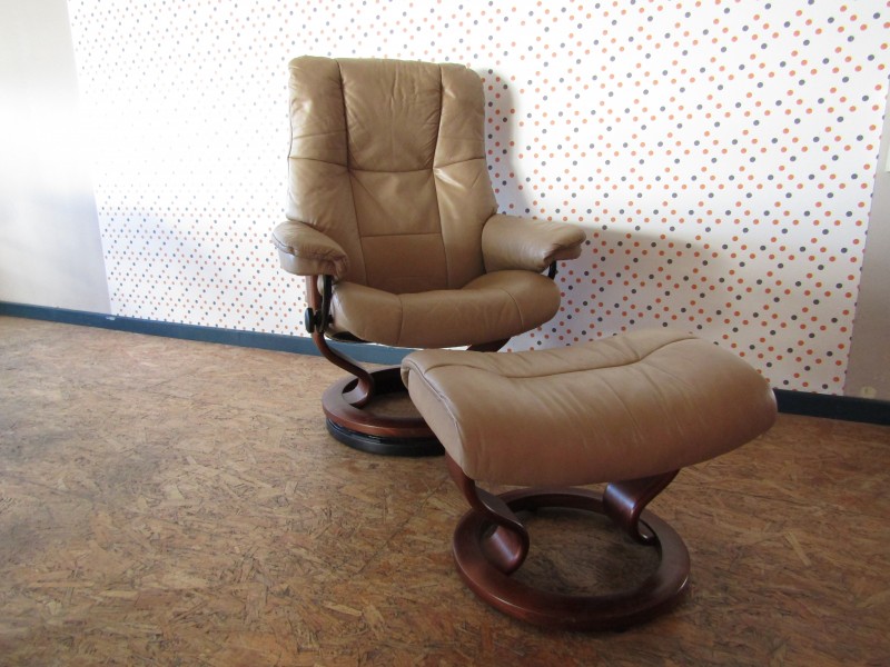 Relax + Bankje Stressless, Made in Norway by Ekornes De Kringwinkel