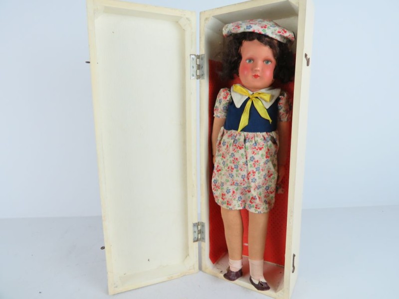 Vintage pop in houten doos. 55 cm hoog.